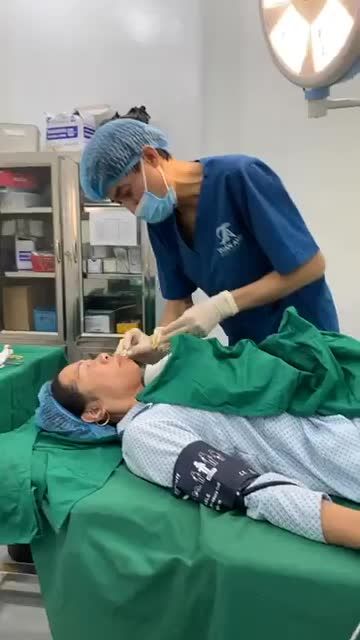 NÂNG CUNG CHÂN MÀY