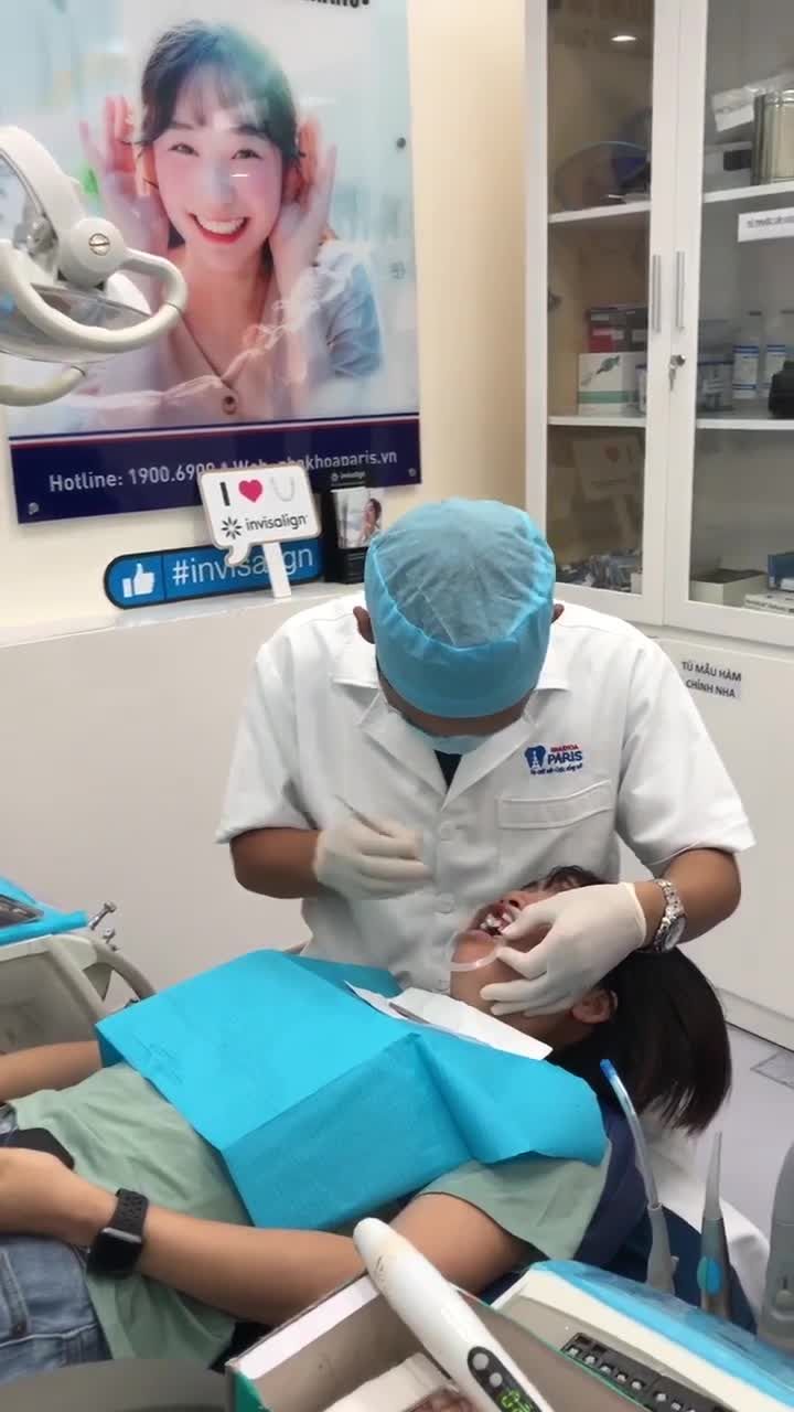 KH Cao Thị Linh thực hiện gắn mắc cài sứ tự buộc cùng BS Trần Kim Thành tại nha khoa Paris 87 Nguyễn Thái Học