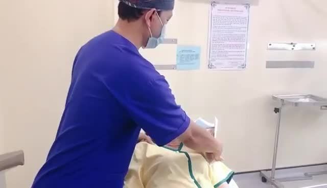 Khách hàng vừa thực hiện xong dịch vụ nâng mũi 4S - 2 Lớp độc quyền của Bs Hưu Thiện.