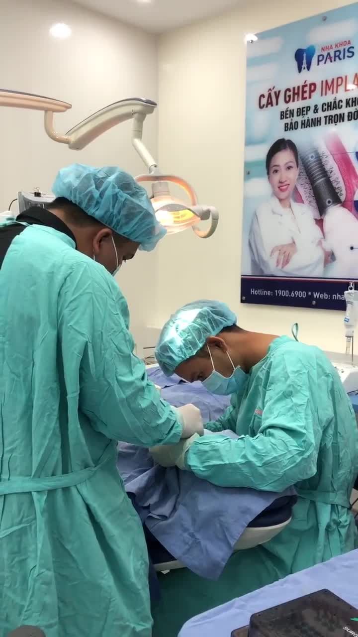 KH Phạm Nguyễn Kim Hương thực hiện phẫu thuật cắm 2 trụ implant do BS Trần Kim Thành thực hiện tại Nha khoa Paris 87 Nguyễn Thái Học