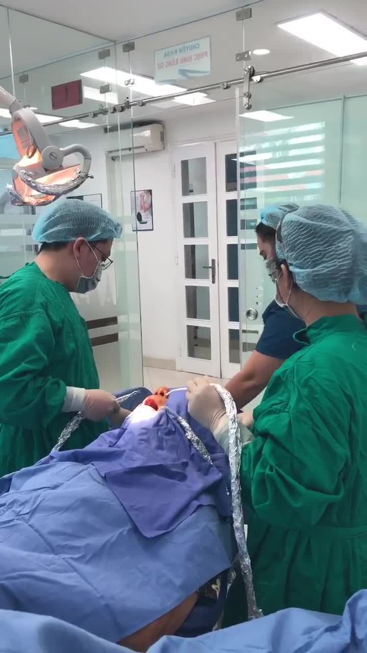 Cắm trụ Implant trong phòng Phẫu thuật Vip vô trùng, vô khuẩn 100%