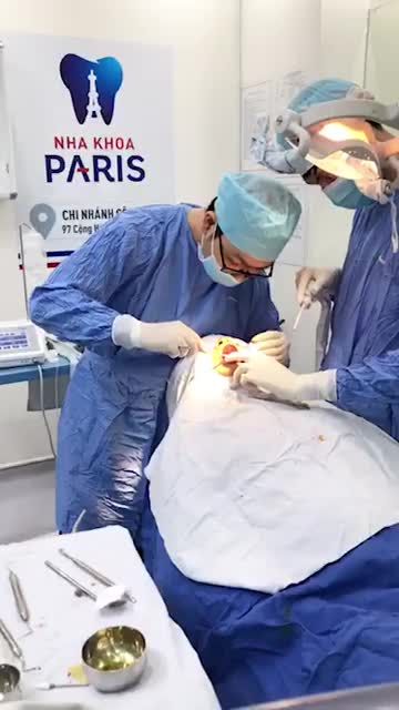 Cận Cảnh Cấy Ghép 2 Trụ Implant Straumann Active Do Bác Sĩ Võ Tá Dũng Thực Hiện.