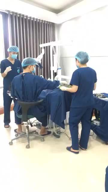 KHÁCH HÀNG CẤY GHÉP IMPLANT TẠI PHÒNG VÔ TRÙNG CỦA LẠC VIỆT INTECH