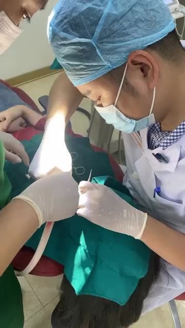 NHỔ RĂNG KHÔN BẰNG MÁY PIEZOTOME TẠI NHA KHOA QUỐC TẾ ATHENA