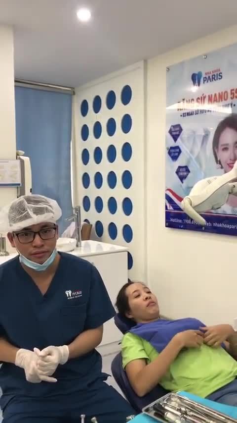 KH Trần Thị Minh Khánh thực hiện cắm 4 minivis trong chỉnh nha mắc cài kim loại thường cùng BS Ngô Quang Tín tại nha khoa Paris 179C đường 3/2