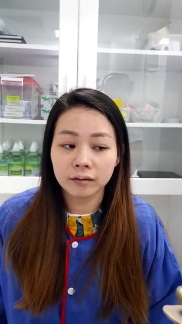 Trò chuyện cùng khách hàng ngay sau khi thực hiện dịch vụ Tạo môi trái tim