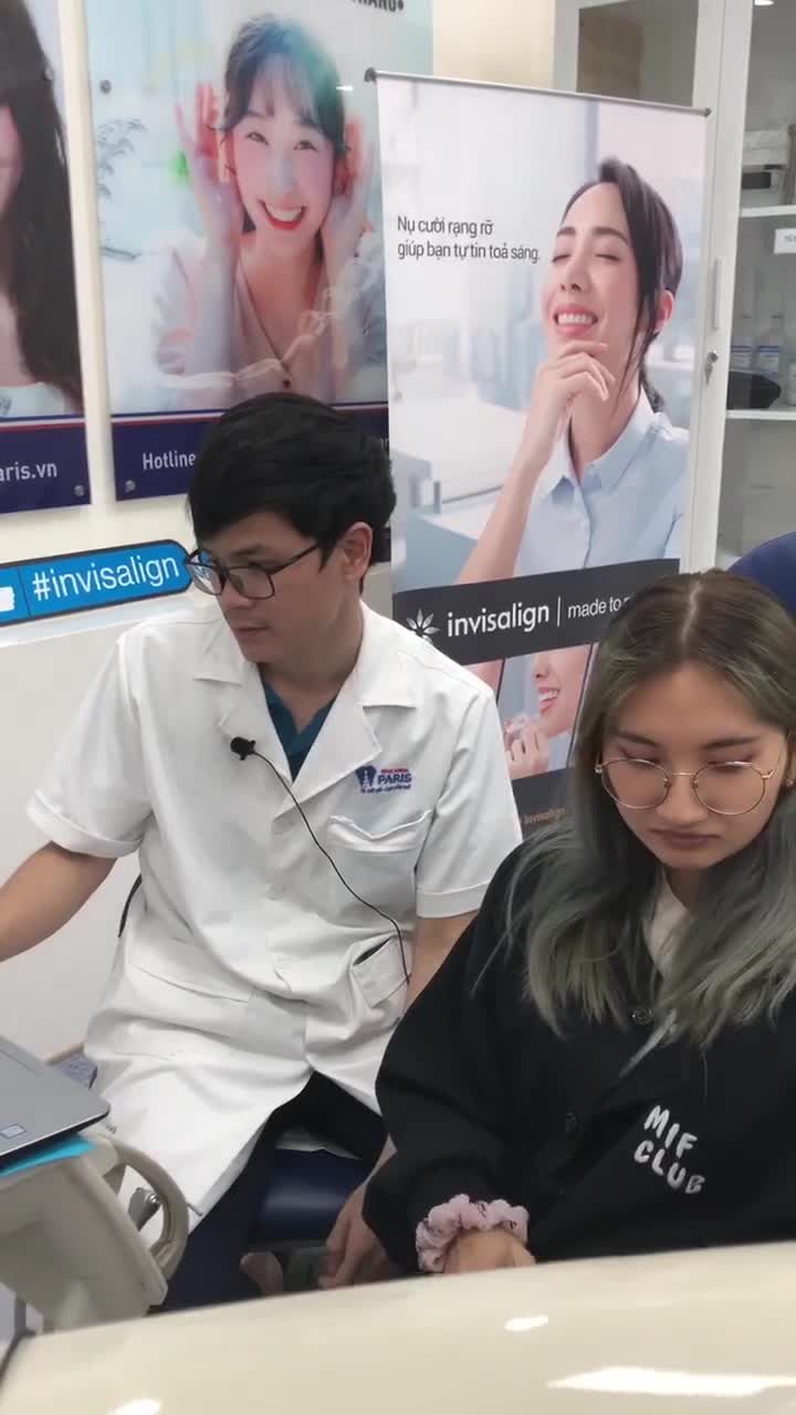 KH Đặng Tú Nghi, sinh năm 2001, ở Tp HCM gắn mắc cài sứ thường cùng Bác sĩ Hồ Nhật Anh tại nha khoa Paris 87 Nguyễn Thái Học
