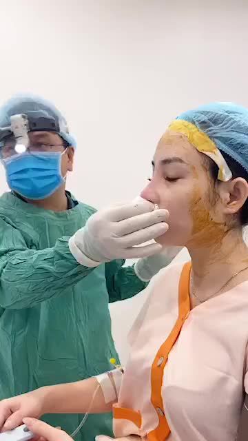 Khách hàng và người nhà hài lòng về dáng mũi mới