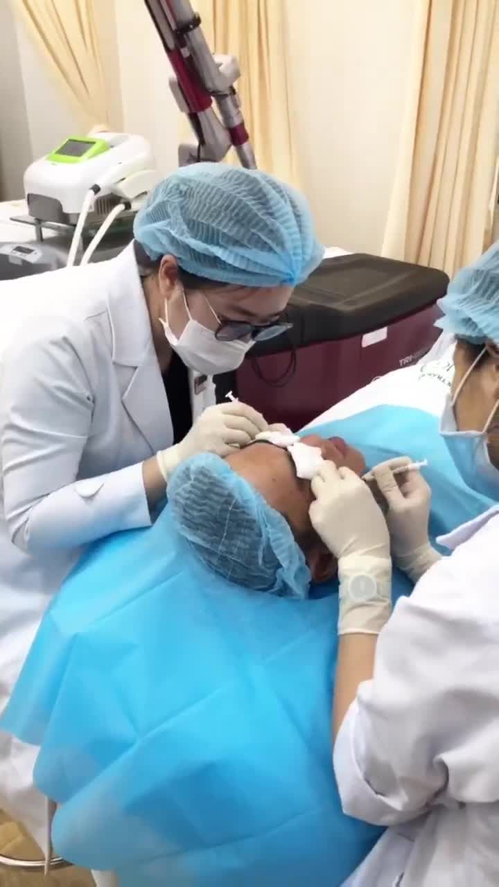 Tình trạng sẹo rỗ của KH khá nặng, lâu năm do dùng tay để nặn mụn và không vệ sinh kỹ
