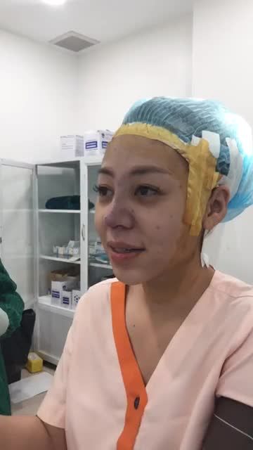 Khách hàng hài lòng tươi cười khi được ngồi dậy xem dáng mũi