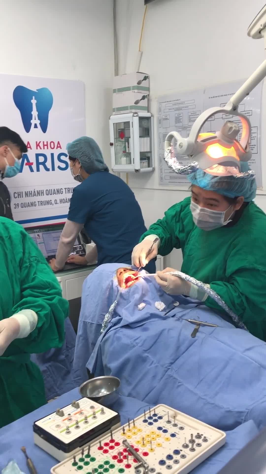 Cận Cảnh TS Laurent Trâm Thực Hiện Cấy Ghép Implant Case Khó Tại Nha Khoa Paris 39 Quang Trung