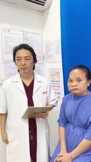 Tiến sĩ DR Richard Huy kiểm tra, lên kế hoạch ca phẫu thuật tạo hình lần thứ 3 cho Út Hương