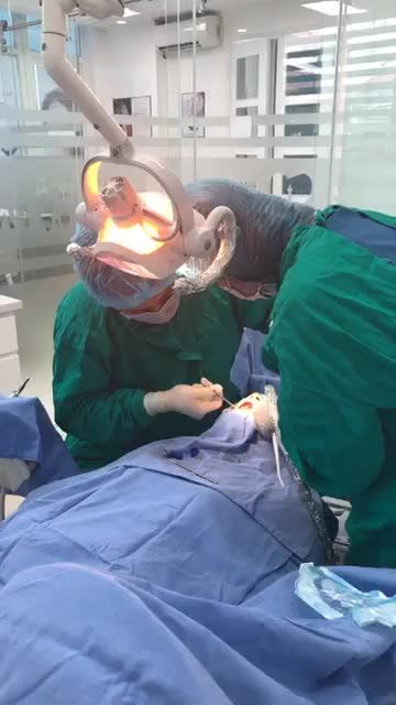 THỰC HIỆN CẮM 5 TRỤ IMPLANT CHO KHÁCH HÀNG NỮ 70 TUỔI