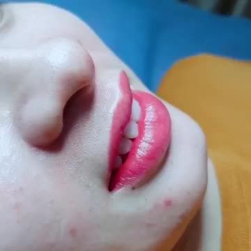 Phun môi cao cấp Babylips môi căng bóng mịn màng, lên màu tự nhiên ngay sau khi thực hiện