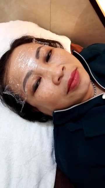 Ưng màu môi, chị khách triển ngay dáng mày