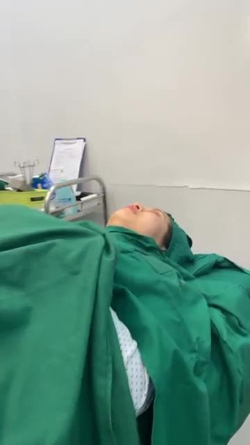 Bạn gặp phải tình trạng mắt không cân đối, mí lót.