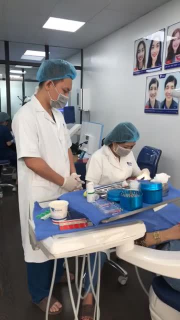 PHÁ CẦU RĂNG SỨ CŨ VÀ LÀM RĂNG SỨ MỚI DO TS.BS ĐÀM NGỌC TRÂM VÀ BS TẠ QUANG LƯU THỰC HIỆN