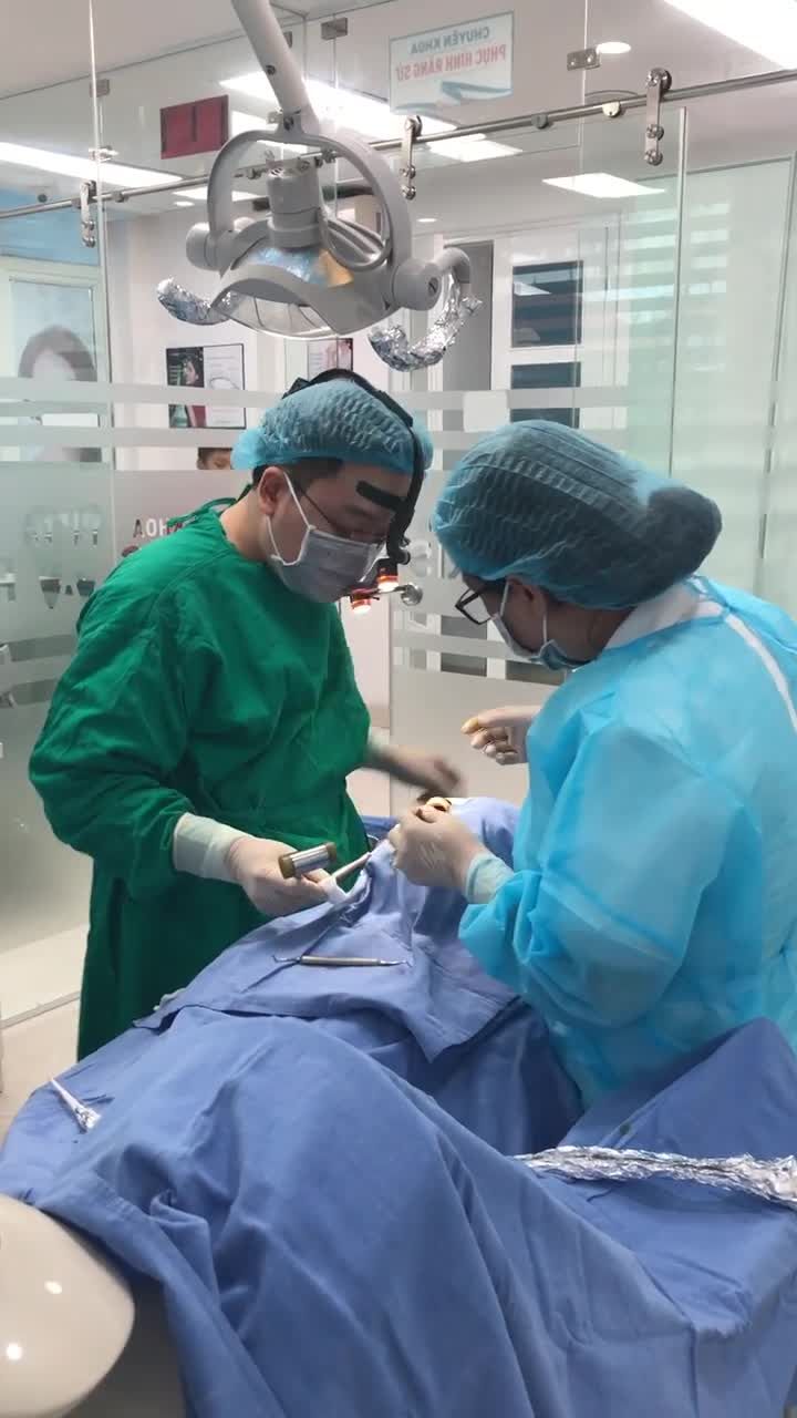 Cận Cảnh Cấy Ghép Implant Do TS.DR Laurent Trâm Tại Nha Khoa Paris 39 Quang Trung Thực Hiện