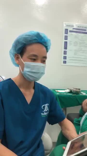 CẮT MÍ DƯỚI TRẺ HOÁ VÙNG MẮT