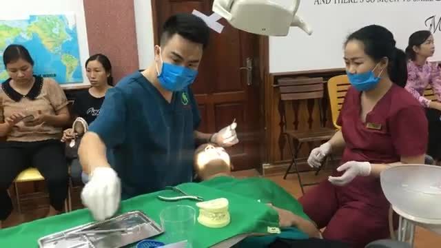 Tháo mắc cài cho bạn Hiền tại Nha Khoa Thùy Anh.