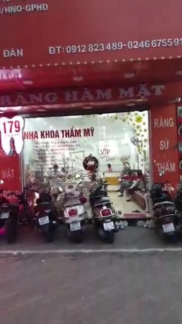 Thứ 2 đầu tuần rất đông khách hàng cộng với 2 ca tháo mắc của Ngọc Anh và Diệp Chi cùng 1 ca điều trị  hở lợi bạn Hải Yến nhé khách yêu