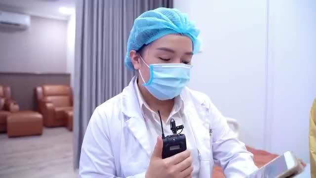 Kết quả cắt mí dưới vừa thực hiện xong, loại bỏ bọng mỡ giúp đôi mắt trở nên tươi trẻ hơn.