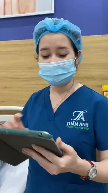 Góc mắt trong hẹp, nếp mí lót, 2 mí không cân đối đều nhau.