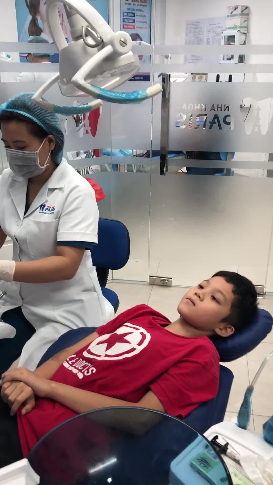KH Nhí 12 Tuổi Nhận Máy Tăm Nước Sau Khi Gắn Thành Công Mắc cài Kim Loại Tự Buộc Tại Nha Khoa Paris 39 Quang Trung