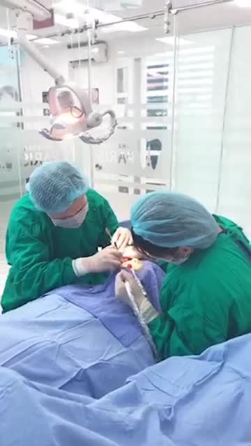 Bác sĩ Hiếu cắm trụ IPL cho KH Hương Trà tại Nha Khoa Paris 39 Quang Trung