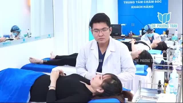 CÙNG BÁC SĨ THĂM KHÁM CHO CHỊ KHÁCH HÀNG THỰC HIỆN CÙNG LÚC COMBO NÂNG MŨI CẤY MỠ XÓA RÃNH MŨI MÁ