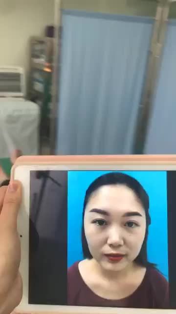 Nữ khách hàng thực hiện nhấn mí Ovalline trong buổi chiều hôm nay.