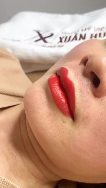 Khách hàng vừa thực hiện xong dịch vụ phun môi quá là ưng với dịch vụ