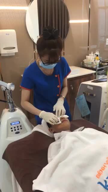 Quy trình chiếu đèn sau khi lấy nhân mụn tại bệnh viện thẩm mỹ Kangnam 666 Cách mạng tháng tám