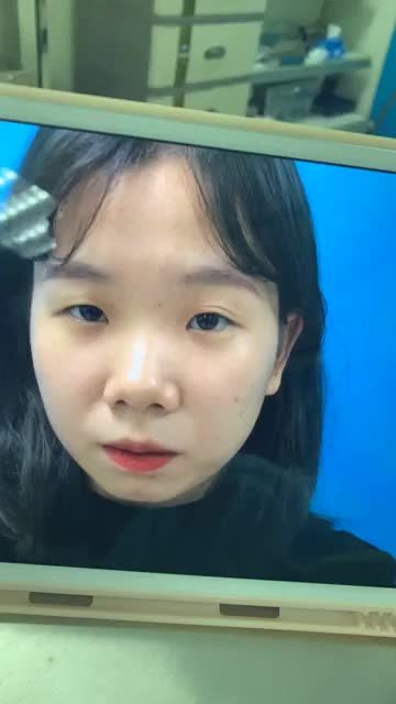 Livestream nữ khách hàng thực hiện nhấn mí Ovalline ca chiều muộn hôm nay. Gần tết rồi, các chị em tranh thủ làm đẹp để có thời gian ổn định, diện mạo lung linh du xuân nhé.