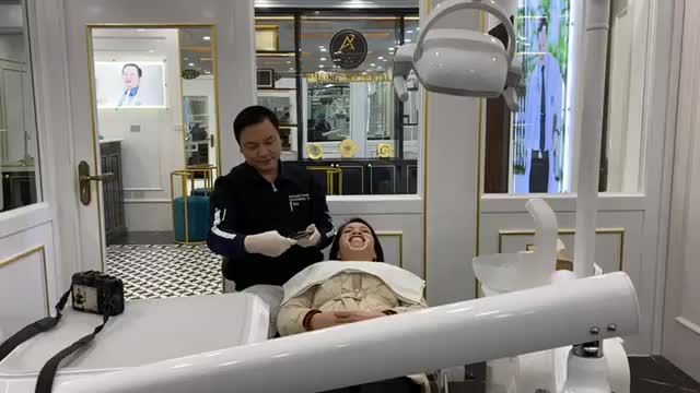 Chị khách vừa làm xong 20 răng sứ thẩm Mỹ HT smile cao cấp!