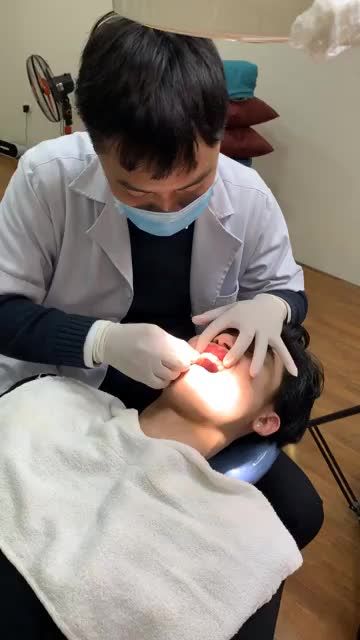 Hotboy tới làm răng tại Nha Khoa Ngân Phượng.