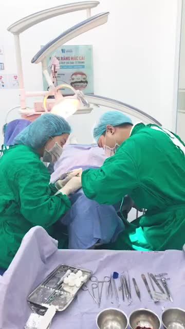 BÁC SĨ PHAN TUẤN CÙNG EKIP CẤY GHÉP IMPLANT TẠI NHA KHOA PARIS VINH