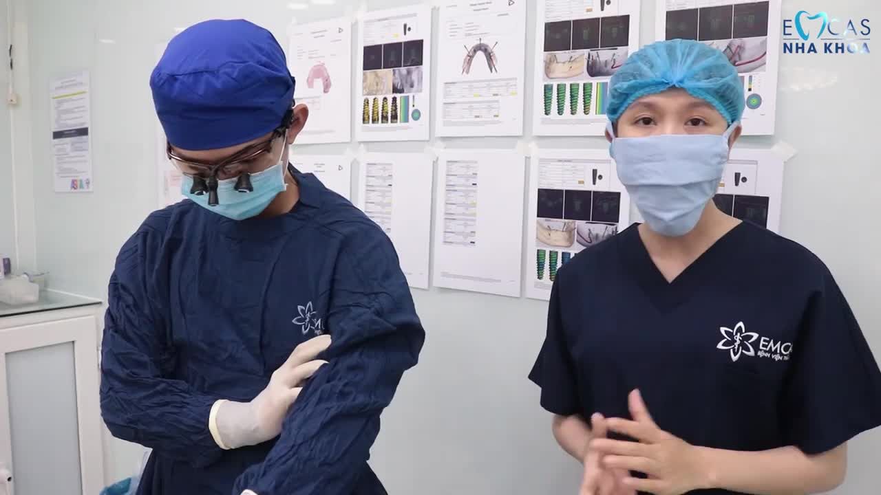 Vị khách hàng hôm nay tại Nha khoa EMCAS bị mất toàn bộ răng và chân răng ở hàm dưới và 1 răng ở hàm trên.