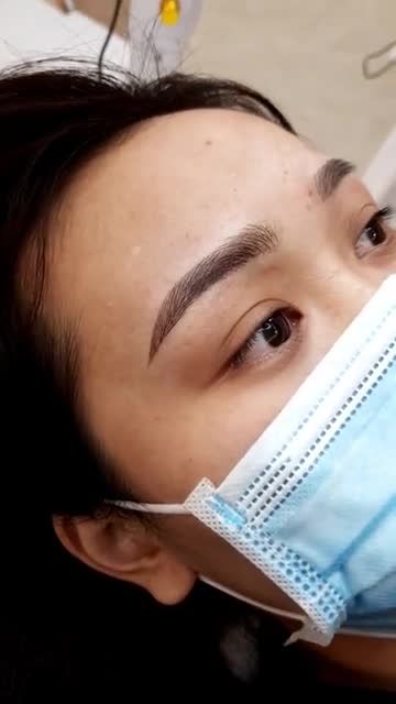 Khách hàng vừa thực hiện xong điêu khắc mày hairstroke