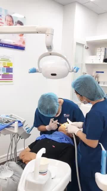 Ca phá cầu răng cũ, nhổ chân răng hỏng cho chú KH làm dịch vụ cấy ghép trụ Implant tại CN Quảng Ninh