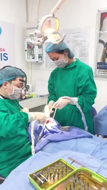 Bác Sỹ Hiệp cắm IPL cho khách hàng .