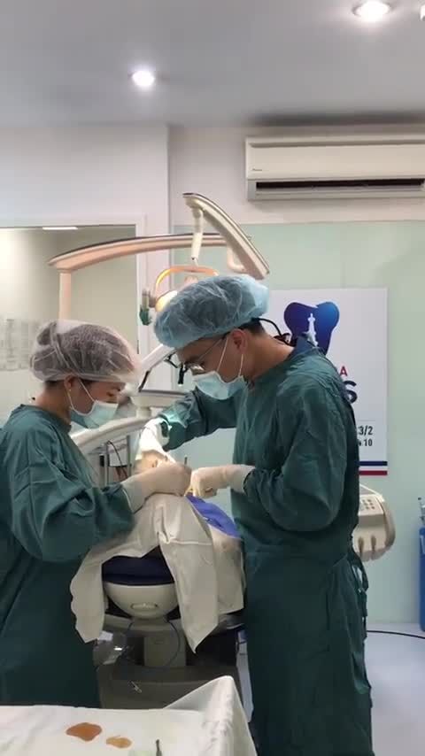 CẬN CẢNH QUY TRÌNH PHẪU THUẬT CẮM IMPLANT
