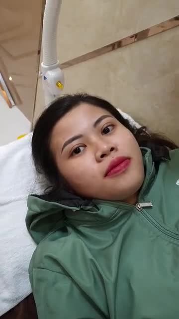 Khách hàng vừa thực hiện xong dịch vụ điêu khắc mày Hairstroke.