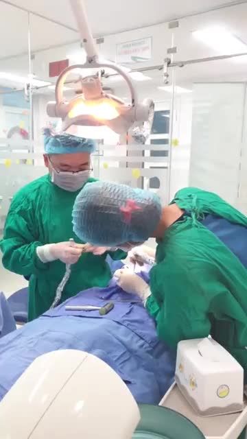 BS TRẦN MINH HIỆP CẮM 03 TRỤ IMPLANT CHO KHÁCH HÀNG TẠI NHA KHOA PARIS 39 QUANG TRUNG, HN