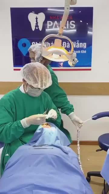 BS. PHAN TIẾN HOÀI CẤY GHÉP 2 TRỤ IMPLANT TẠI NHA KHOA PARIS ĐÀ NẴNG