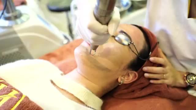 Chị em tranh thủ đến Dr.Hải Lê thực hiện trẻ hóa da đẹp rạng rỡ chuẩn bị đón Tết