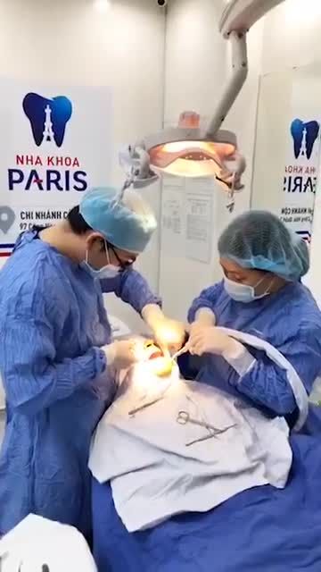 BS VÕ TÁ DŨNG THỰC HIỆN PHẪU THUẬT CẤY GHÉP 3 TRỤ IMPLANT STRAUMANN
