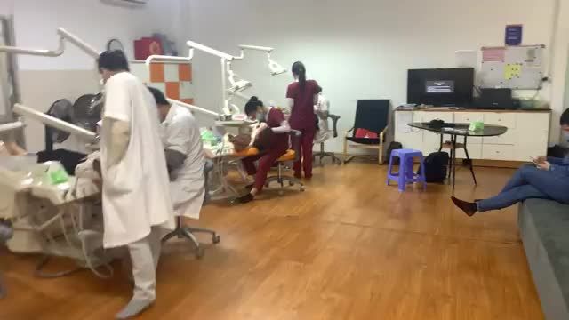 THÁO MẮC CÀI NIỀNG RĂNG CHO BỆNH NHÂN HÔ RĂNG, KHẤP KHỂNH