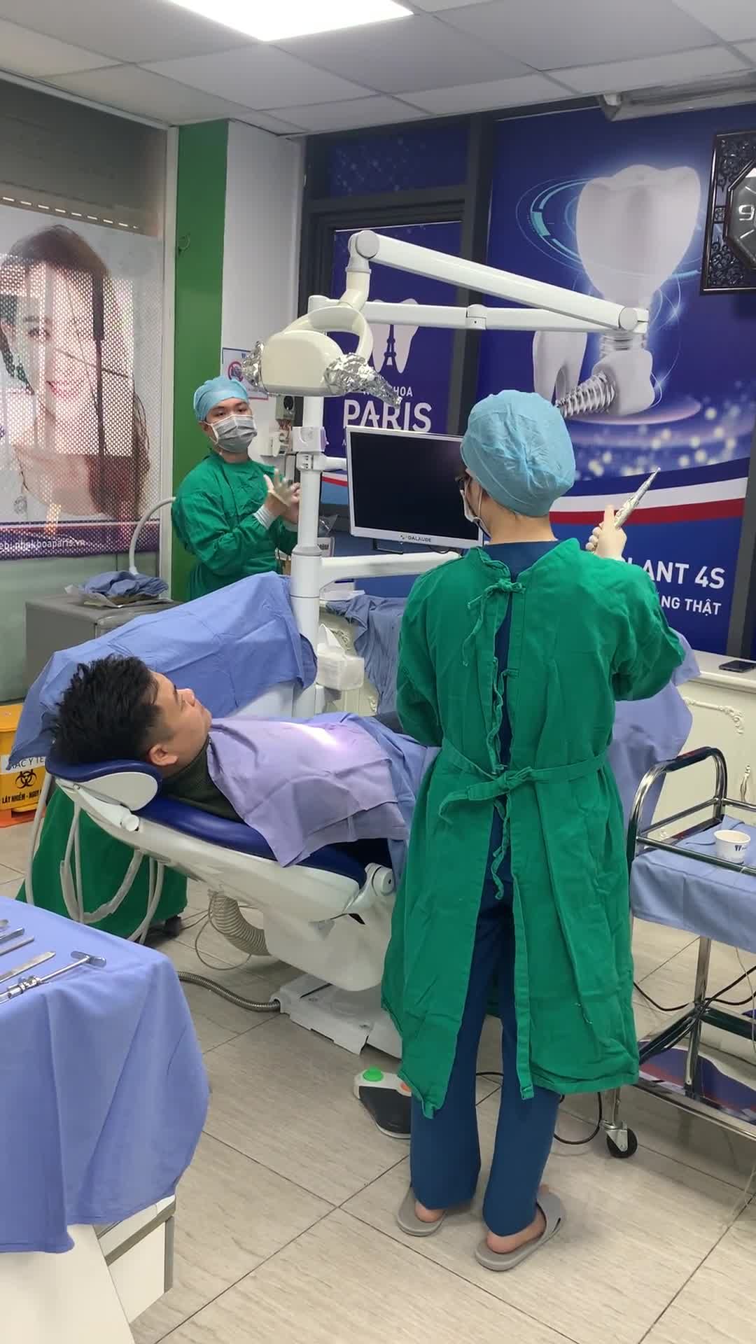 Cận Cảnh Cấy Ghép 1 Trụ Implant Dentium Trong Phòng Phẫu Thuật VIP tại Nha Khoa Paris 12 Thái Thịnh