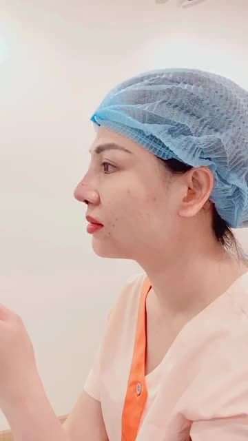 Khách hàng hài lòng tươi cười khi được ngồi dậy xem dáng mũi